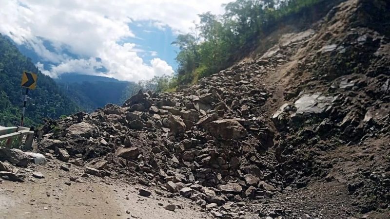 आफ़त: 130 गांवों के ग्रामीणों की बढ़ गयीं दुश्वारियां, पहाड़ दरकने से 14 मोटर मार्गों पर यातायात हुआ ठप