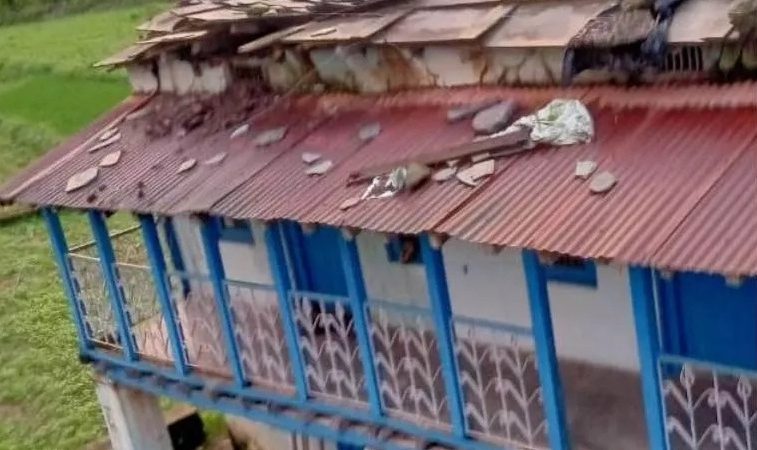 अतिवृष्टि: भारी बारिश में ढहा मकान का हिस्सा,घरवालों ने ली दूसरे की शरण