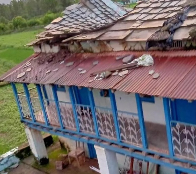 अतिवृष्टि: भारी बारिश में ढहा मकान का हिस्सा,घरवालों ने ली दूसरे की शरण