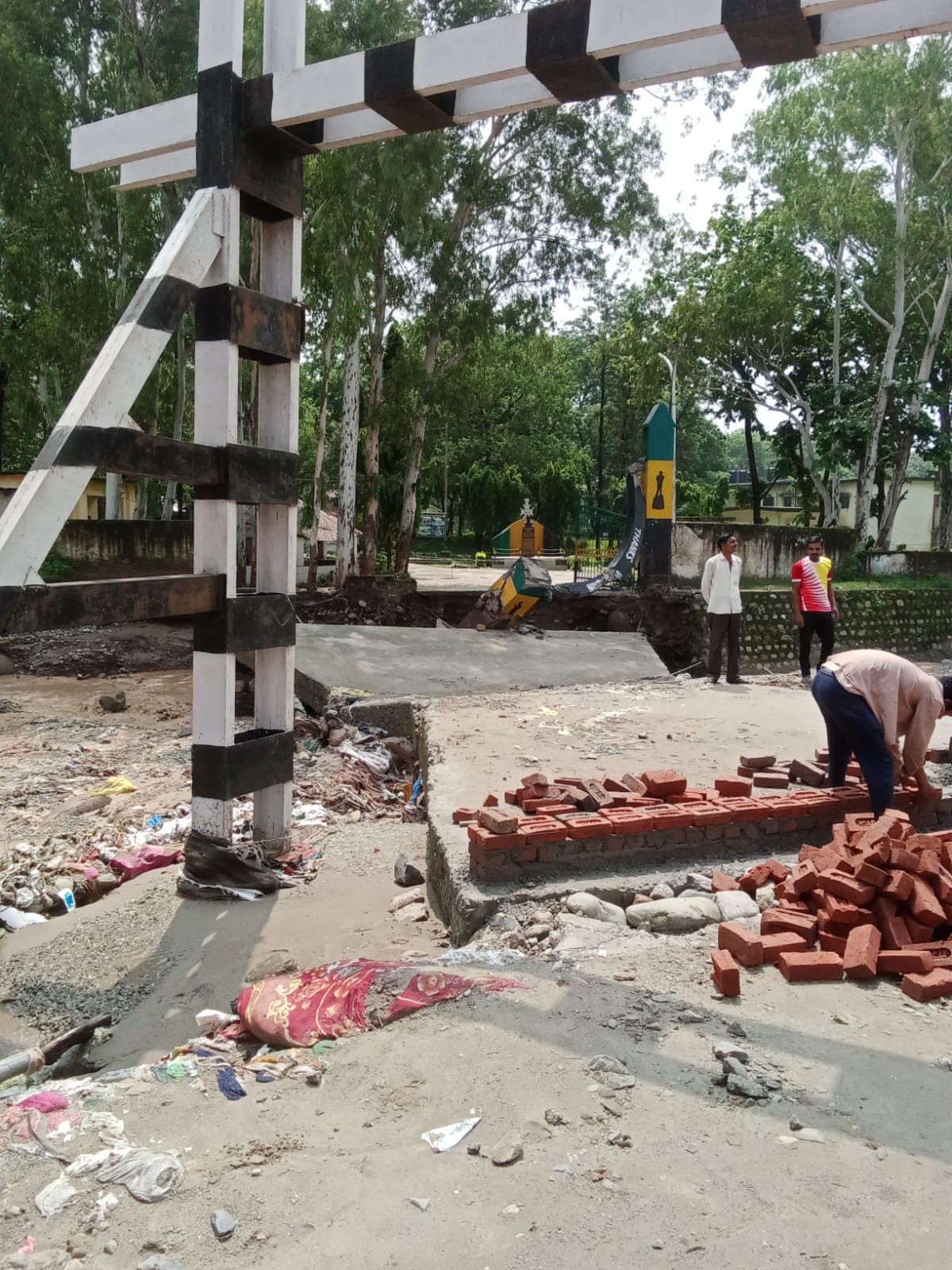 बड़ी खबर: भारी बारिश के चलते आर्मी कैंप में घुस गया बाढ़ का पानी, कौड़िया पुल के साथ ही मेन गेट भी हो गया ध्वस्त