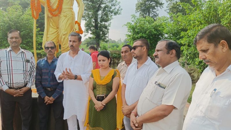 भारत छोड़ो आंदोलन:  कांग्रेसियों ने महात्मा गांधी की प्रतिमा पर माल्यार्पण कर किया याद