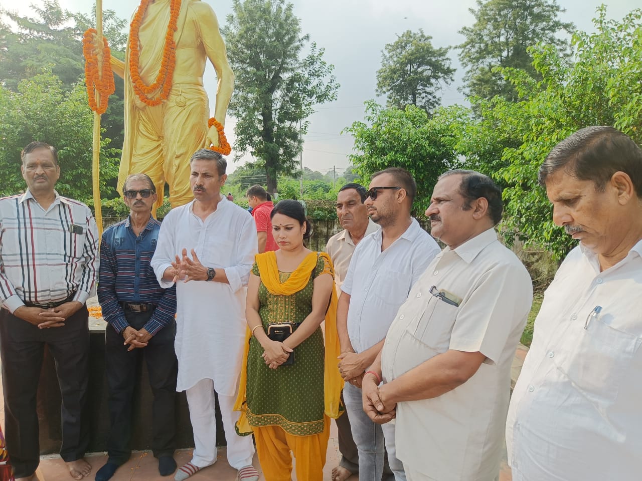 भारत छोड़ो आंदोलन:  कांग्रेसियों ने महात्मा गांधी की प्रतिमा पर माल्यार्पण कर किया याद