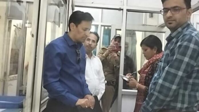 एक्शन: कुमांऊ आयुक्त दीपक रावत ने रजिस्ट्रार ऑफिस में की छापेमारी, स्टाफ में  मचा हड़कंप