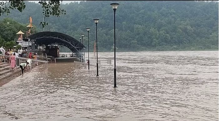 दहशत: पहाड़ों में हो रही भारी बारिश से गंगा उफान पर, त्रिवेणी घाट समेत कई घाट जलमग्न