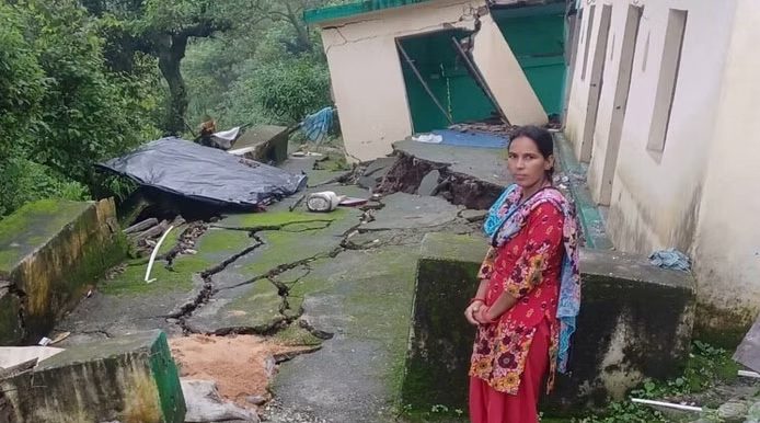 खतरे की घंटीः भारी बारिश से कई मकानों में आई दरारें, दहशत में ग्रामीण