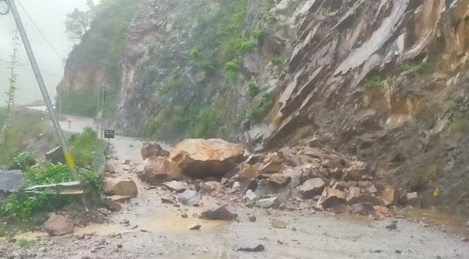 रुकावट:  नीलकंठ मार्ग पर भारी भूस्खलन सड़क अवरुद्ध, वाहनों की आवाजाही रोकी