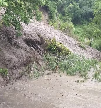 बुरा असर: भारी बारिश से हरिद्वार में नील पर्वत पर बना पुस्ता बहा,चार दुकानें क्षतिग्रस्त,चंडी देवी मंदिर दर्शन पर रोक