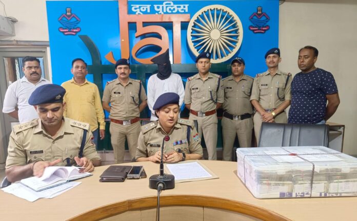 शिकंजा: करोड़ों की चोरी के मामले में फरार आरोपी का पिता गिरफ्तार, 84 लाख की नगदी बरामद