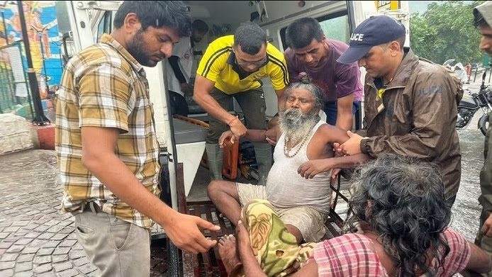 ब्रेकिंग न्यूज!  दीवार गिरने से मलबे में दब गये दो साधु ,एक की मौत