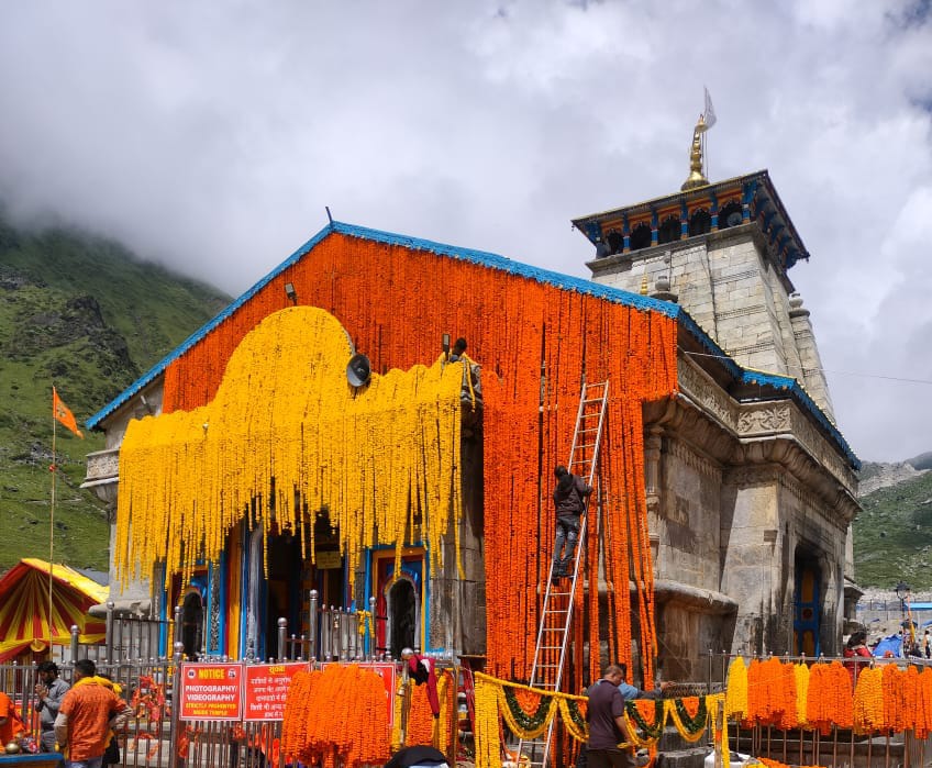 आस्था: केदारनाथ धाम में भतूज मेले को लेकर भारी उत्साह, 15 क्विंटल फूलों से सजाया गया मंदिर