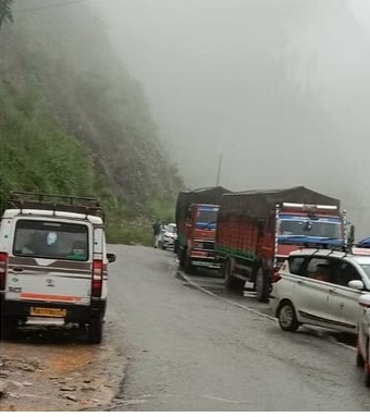 ऋषिकेश-बदरीनाथ हाईवे कमेड़ा और कणर्प्रयाग में बंद