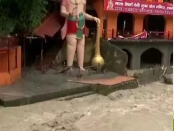 खतरनाक: तमसा नदी में आया उफान, टपकेश्वर मंदिर में घुस गया पानी