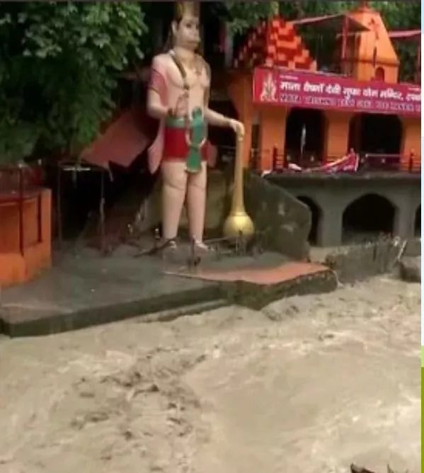 खतरनाक: तमसा नदी में आया उफान, टपकेश्वर मंदिर में घुस गया पानी
