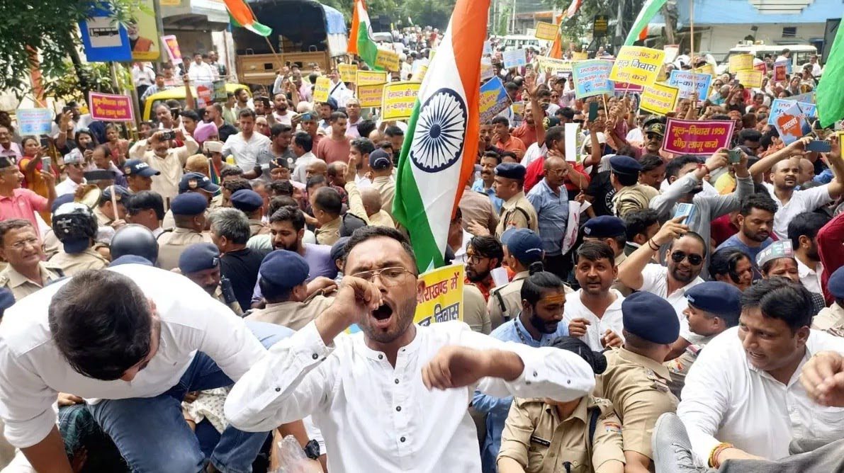 आवाज़: भू-कानून की मांग को लेकर विभिन्न संगठनों ने किया मुख्यमंत्री आवास कूच, पुलिस से हुई तीखी नोंकझोंक