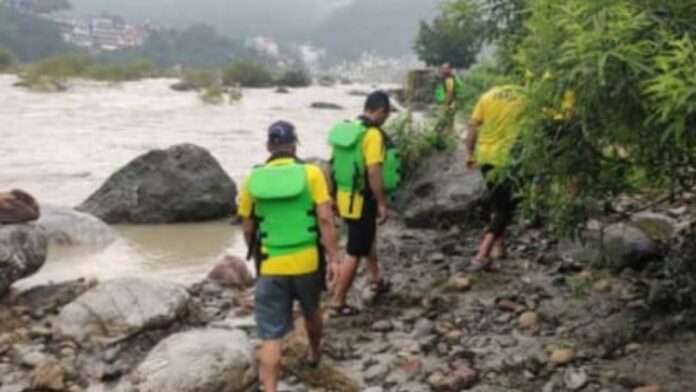 बुरी खबर: गंगा में बह गयी साथियों के साथ स्नान कर रही महिला तीर्थयात्री, तलाश में जुटी SDRF की टीम