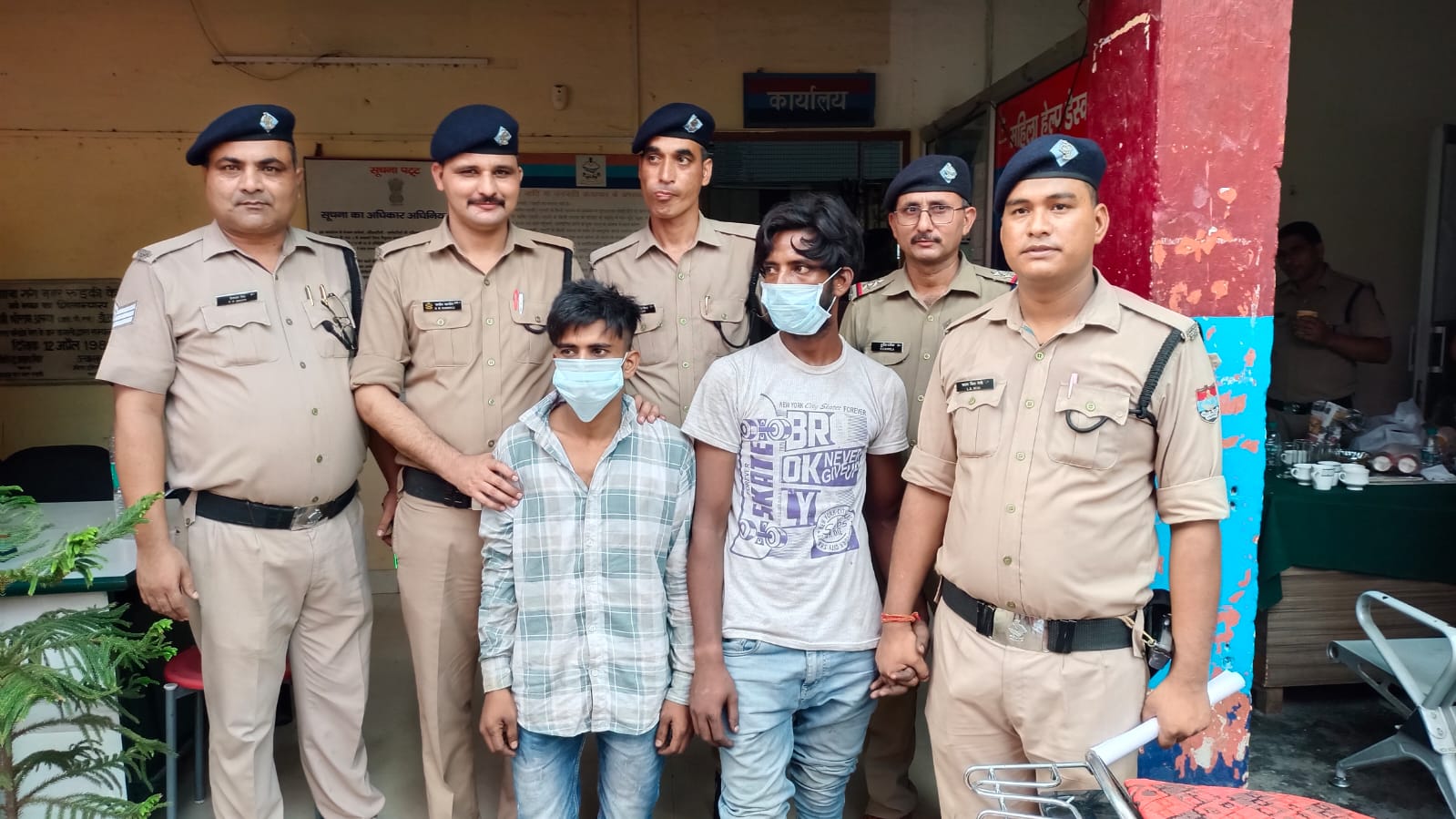 खुलासा: हार्डवेयर की दुकान में हुई चोरी के मामले में आठ लाख की नगदी समेत दो गिरफ्तार, दो लोग फरार