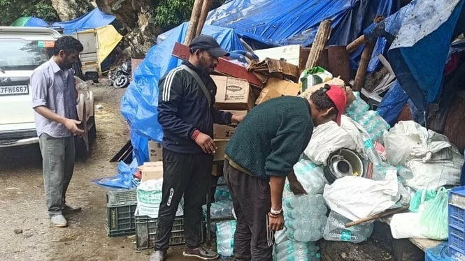 कार्रवाई: गौरीकुंड में प्रशासन ने हाईवे किनारे बनाई गयी 40 दुकानों को किया ध्वस्त