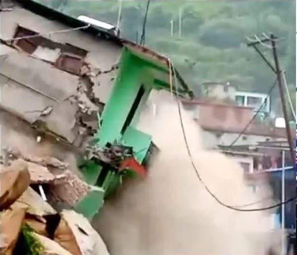 आफत: भारी बारिश के चलते यहां हुआं भूस्खलन, ताश के पत्तों की तरह ढह गया तीन मंजिला होटल