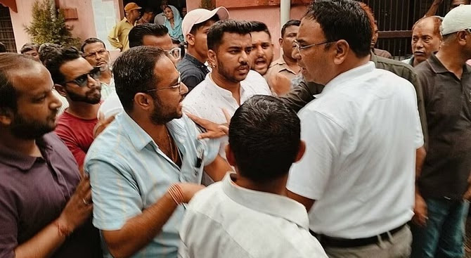 विवाद: काम पर वापस लेने के मुद्दे पर नगर निगम में बवाल, कार्यालय छोड़कर भाग निकले नगर आयुक्त