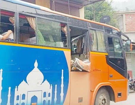 हादसा: यात्रियों के वाहन पर पहाड़ से आ गिरा बोल्‍डर, एक की मौत, कई घायल
