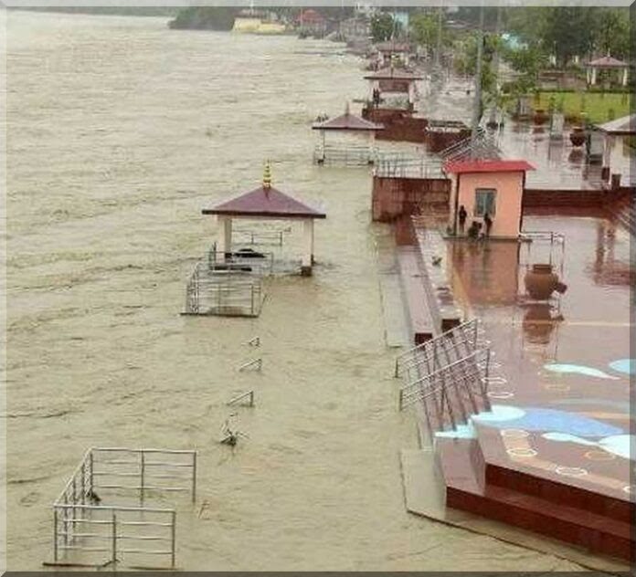 आफ़त : हरिद्वार में सुबह से हो रही लगातार बारिश, जलभराव से लोगों को झेलनी पड़ रही हैं दिक्कतें