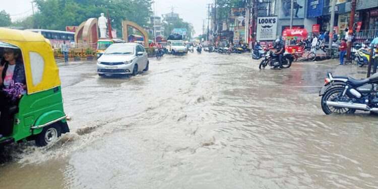 बदहाली: भारी बारिश ने खोल दी शहर के ड्रेनेज सिस्टम की पोल, सड़कों पर हुए जलभराव से लोग परेशान