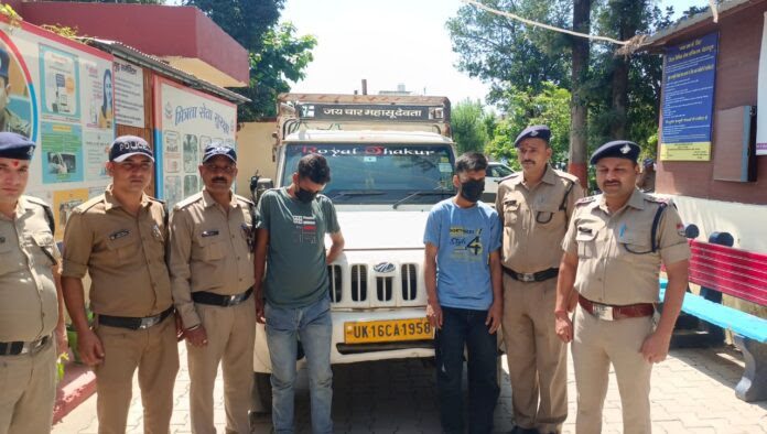 शिकंजा: मालिक के साथ शराब पीकर हुआ झगड़ा तो चुरा ली पिकअप गाड़ी, दो लोग वाहन समेत गिरफ्तार