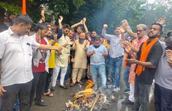 आक्रोश: हिन्दू जागरण मंच ने फूंका एमडीडीए सचिव का पुतला, मंत्री गणेश जोशी को दिया अल्टीमेटम