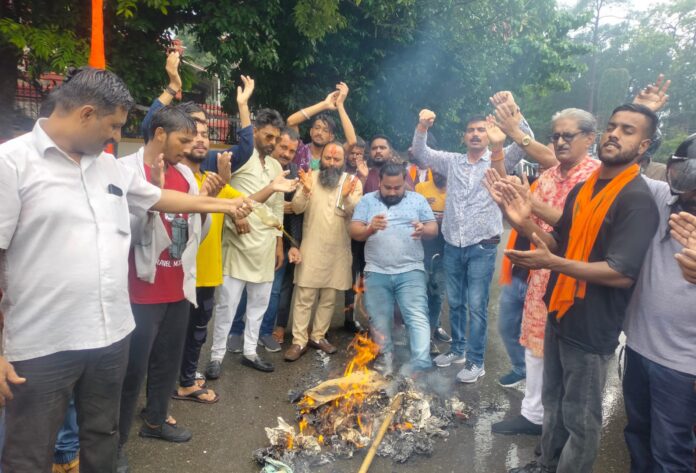 आक्रोश: हिन्दू जागरण मंच ने फूंका एमडीडीए सचिव का पुतला, मंत्री गणेश जोशी को दिया अल्टीमेटम