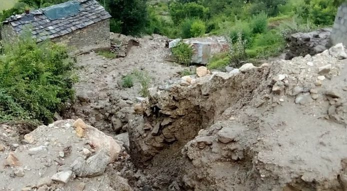 संकट: भूस्खलन की चपेट में आए और परिवार,रिश्तेदारों के घर ली शरण