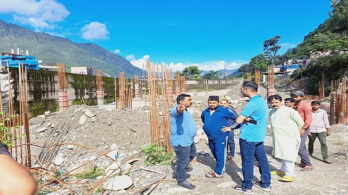 जायजा:विधायक और डीएम ने किया निर्माणाधीन बस अड्डे का निरीक्षण, कार्यदाई संस्था को दिये जरूरी निर्देश