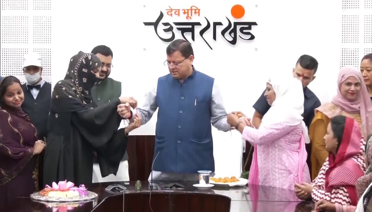 रक्षाबंधन: महिलाओं के एक प्रतिनिधिमंडल ने सीएम धामी को बांधी राखी