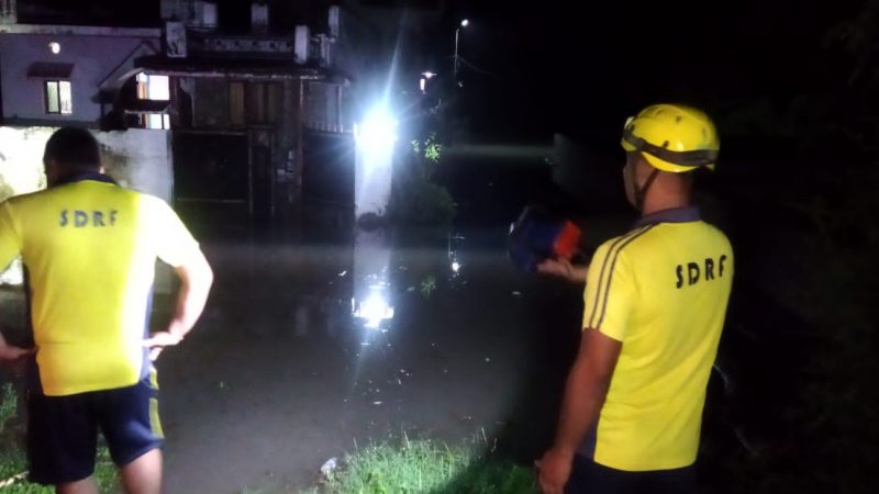 आफ़त: यहां संकट लेकर आयी बारिश,  दो घरों में घुसा बरसाती पानी