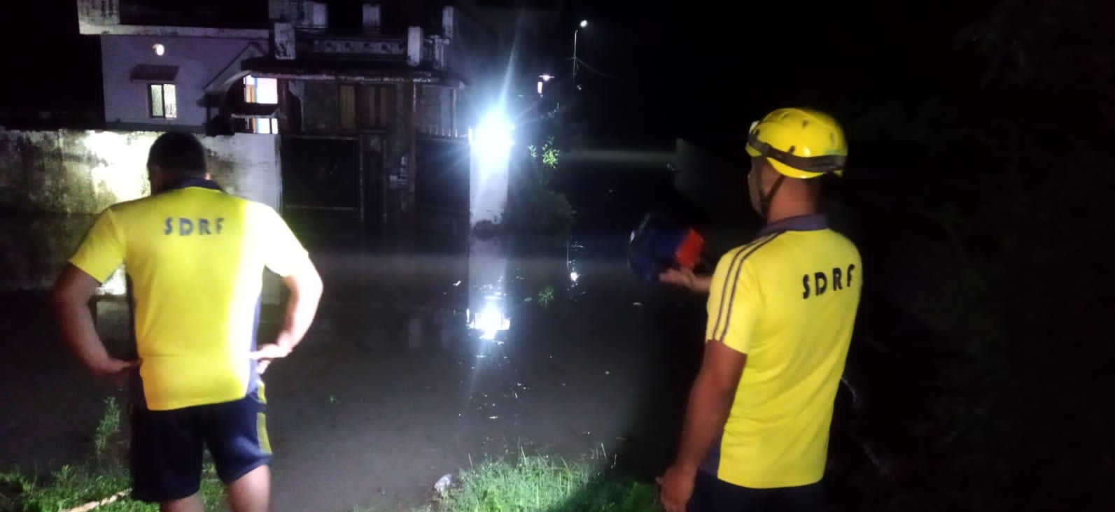 आफ़त: यहां संकट लेकर आयी बारिश,  दो घरों में घुसा बरसाती पानी