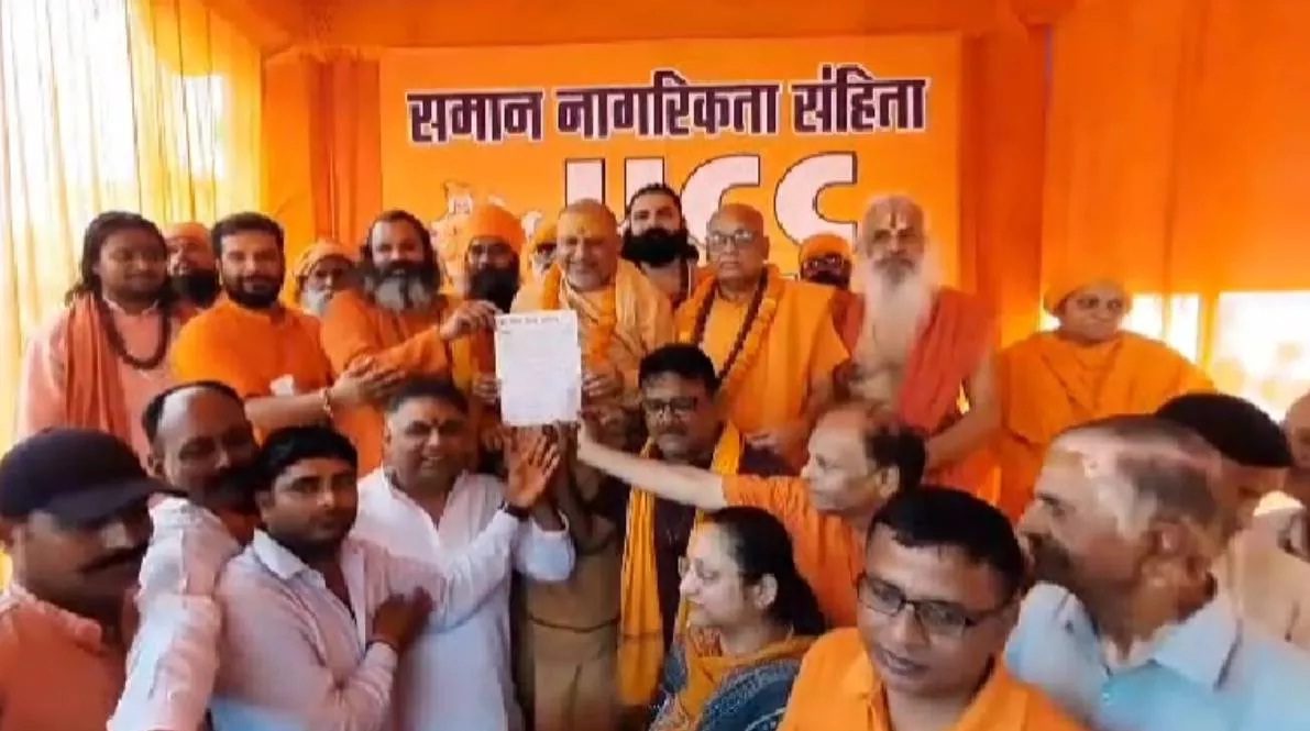समर्थन: समान नागरिक संहिता के पक्ष में आए  साधू-संत,सांकेतिक उपवास कर जताया समर्थन