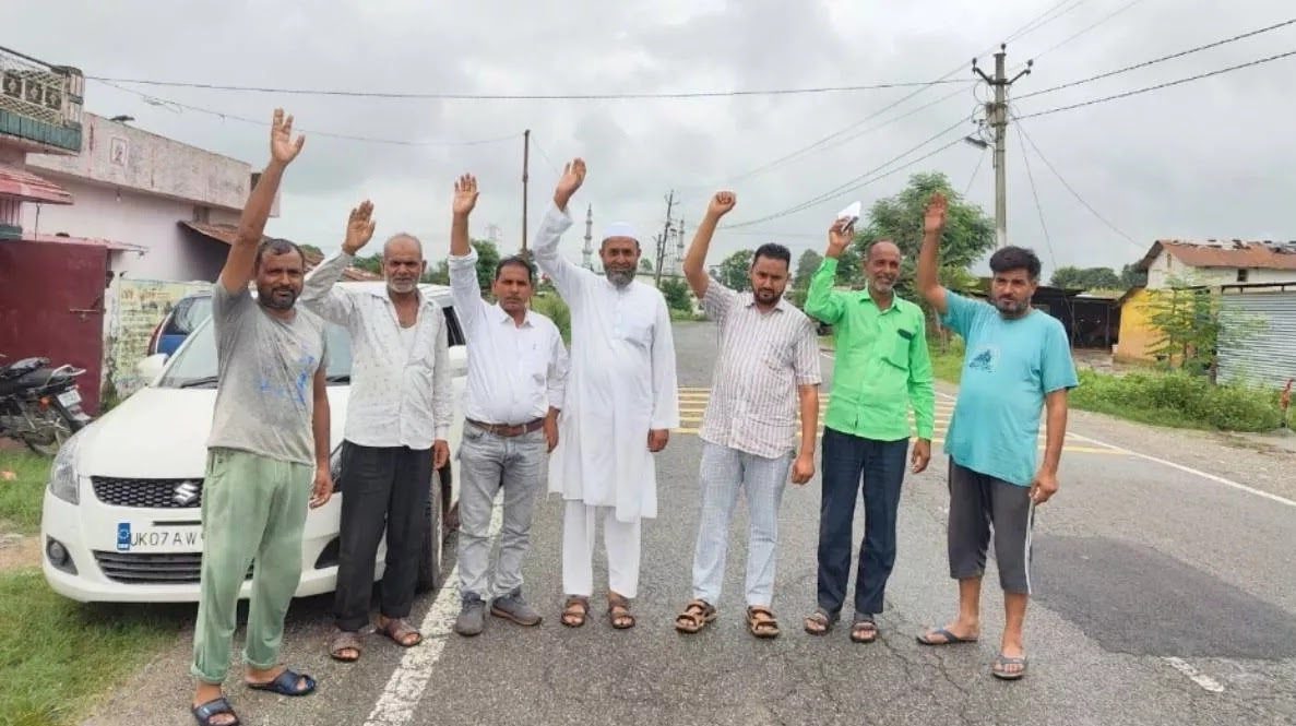 आवाज़: राष्ट्रीय राजमार्ग निर्माण में अंडरपास की ऊंचाई बढ़ाने की मांग को लेकर ग्रामीणों ने किया प्रदर्शन