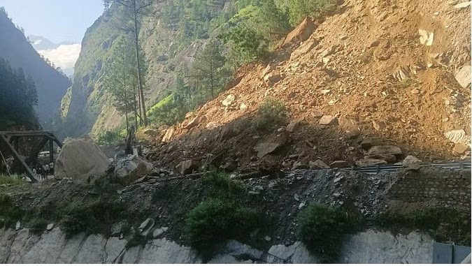 आफ़त: पहाड़ी से मलबा आ जाने से बदरीनाथ हाईवे बंद, दोनों ओर लगी वाहनों की लंबी कतार, खोलने के प्रयास शुरू