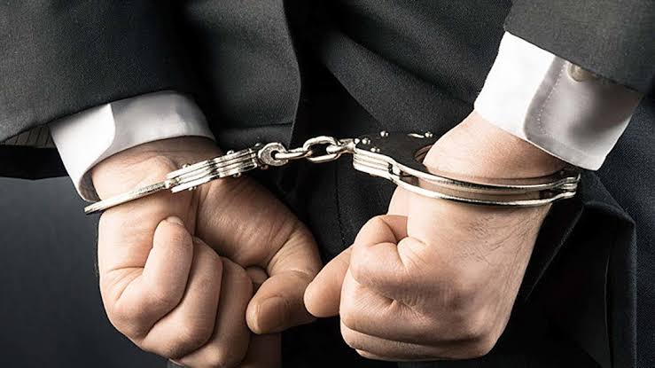 बड़ी खबर: रजिस्ट्रार दफ्तर में दस्तावेज़ों में हेर-फेर कर ज़मीनों की खरीद-फरोख्त करने के आरोप में प्रतिष्ठित वकील गिरफ़्तार
