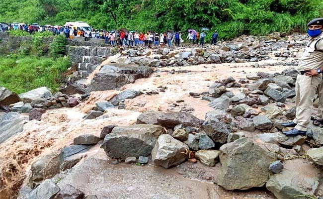 आफ़त: भारी बरसात के बाद लगभग 500 सड़कें हुईं बंद, मुश्किलों से घिरने लगे हैं लोग