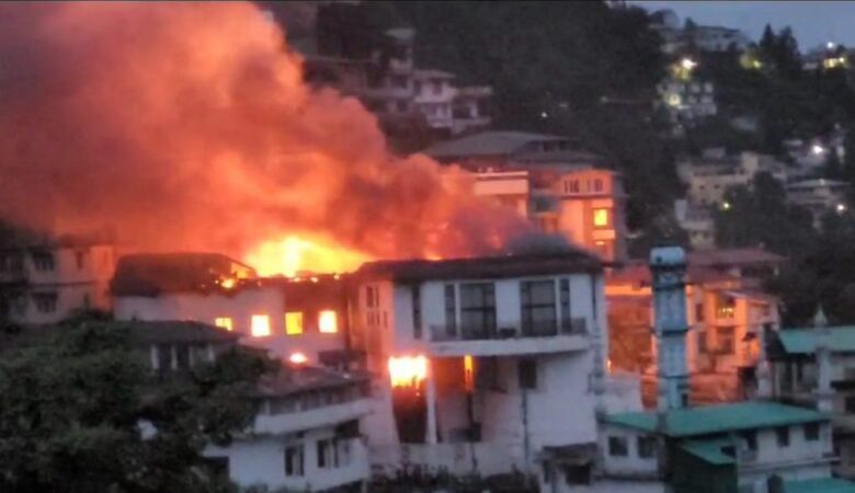 आगजनी: मसूरी के द रिंक होटल में लगी आग, कभी वुडन फ्लोर के स्केटिंग रिंक के लिए फेमस था