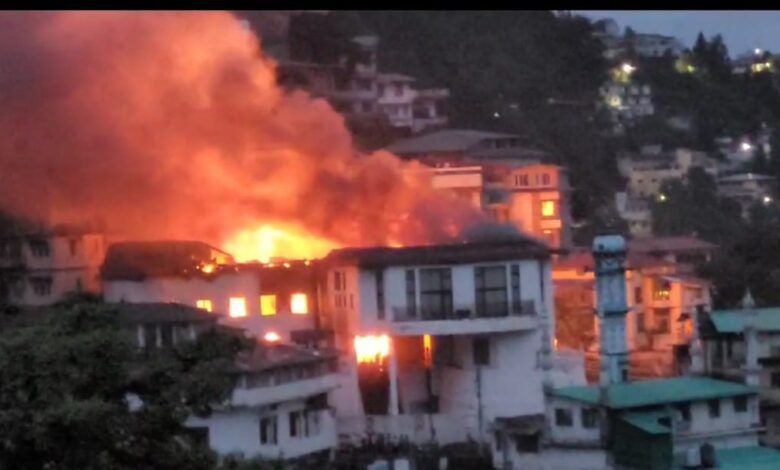 आगजनी: मसूरी के द रिंक होटल में लगी आग, कभी वुडन फ्लोर के स्केटिंग रिंक के लिए फेमस था