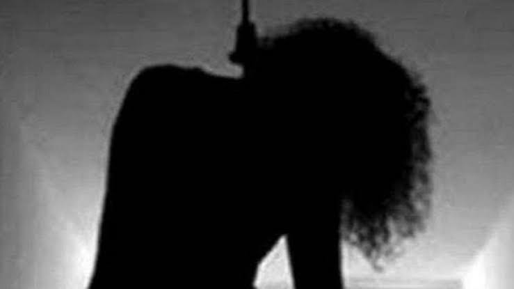 संदिग्ध : फंदे से लटका मिला दस साल की बच्ची का शव, जांच में जुटी पुलिस