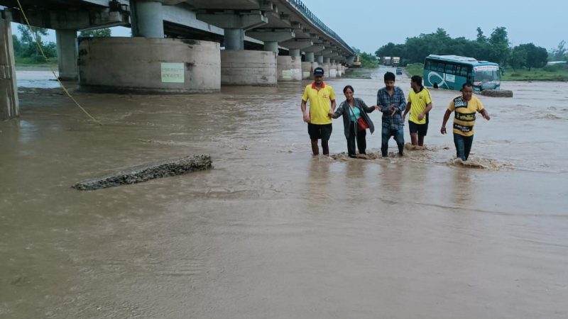 आफत: नदी में फंसी बस, यात्रियों में मची चीखपुकार