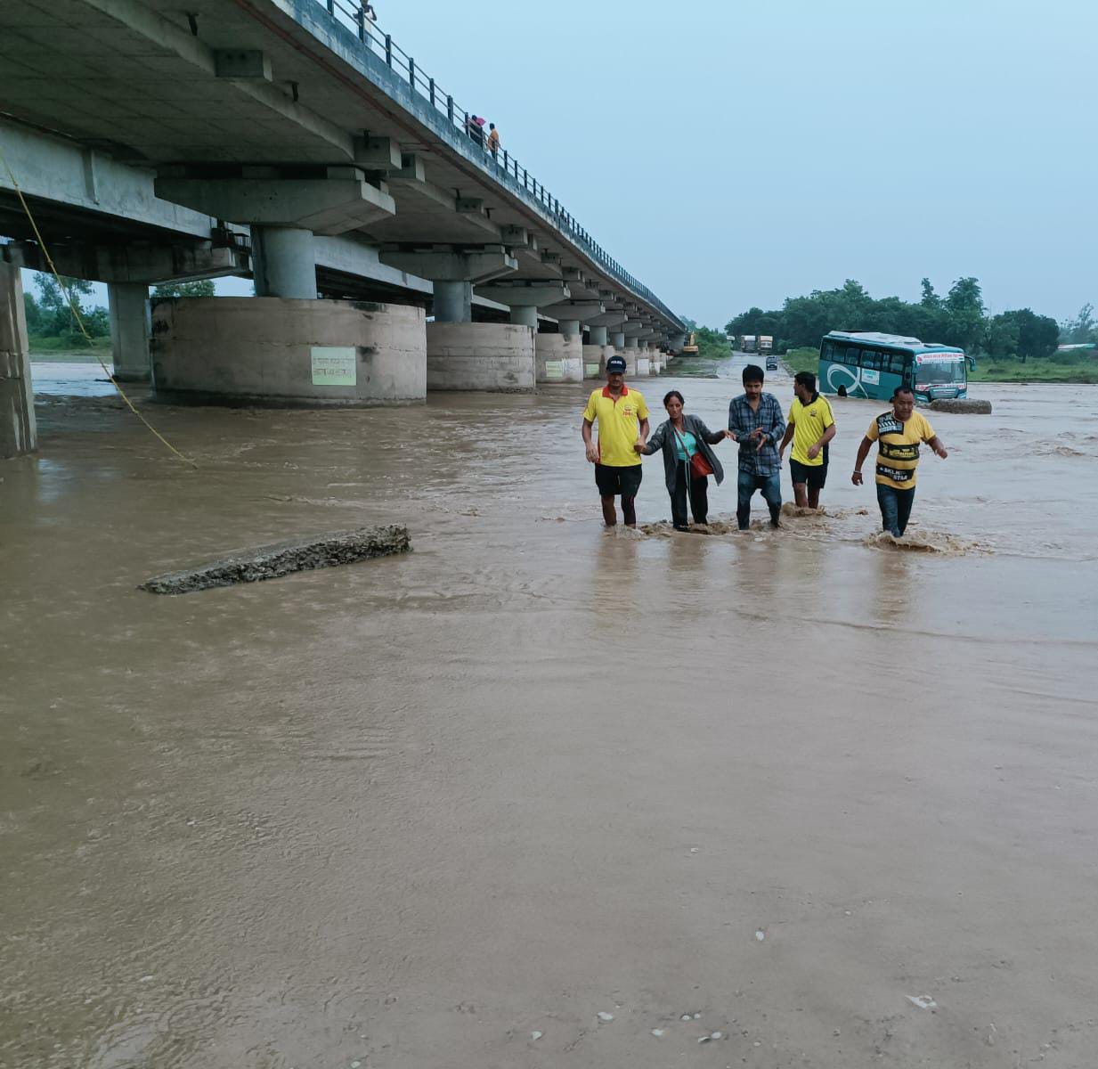 आफत: नदी में फंसी बस, यात्रियों में मची चीखपुकार