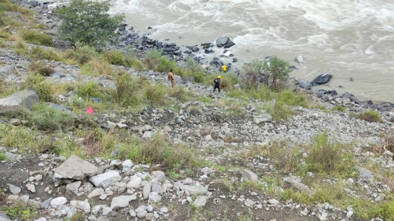हादसा: गंगोत्री एनएच पर नदी में गिरी कार, तीन की मौत