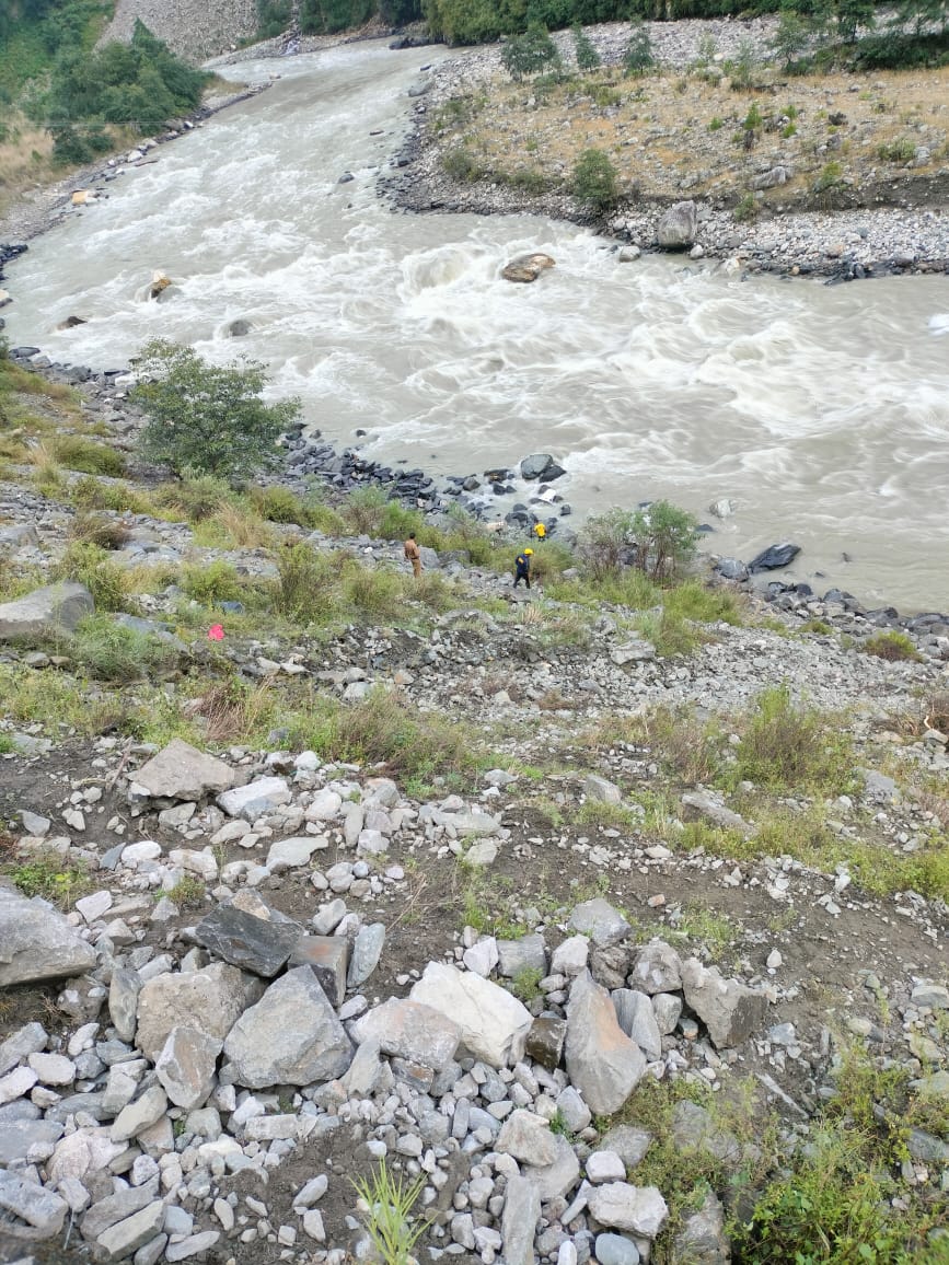 हादसा: गंगोत्री एनएच पर नदी में गिरी कार, तीन की मौत