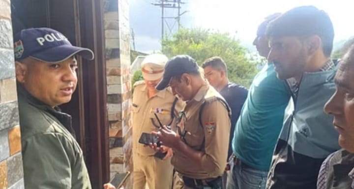 दुस्साहस: साथियों के साथ होम स्टे में ठहरे युवक की हत्या से सनसनी, शव को बैड के नीचे छुपा कर साथी फ़रार