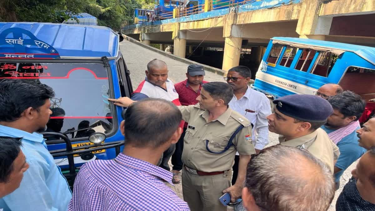 अंकुश: टेंपो के शीशे पर ट्रैफिक इंचार्ज व आपातकालीन नंबर लिखना जरूरी