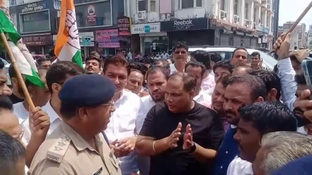 दिलचस्प: यहां पुलिस ने कर डाली चोरी, कांग्रेसियों ने पुतला चुराने का आरोप लगाते हुए किया जमकर हंगामा