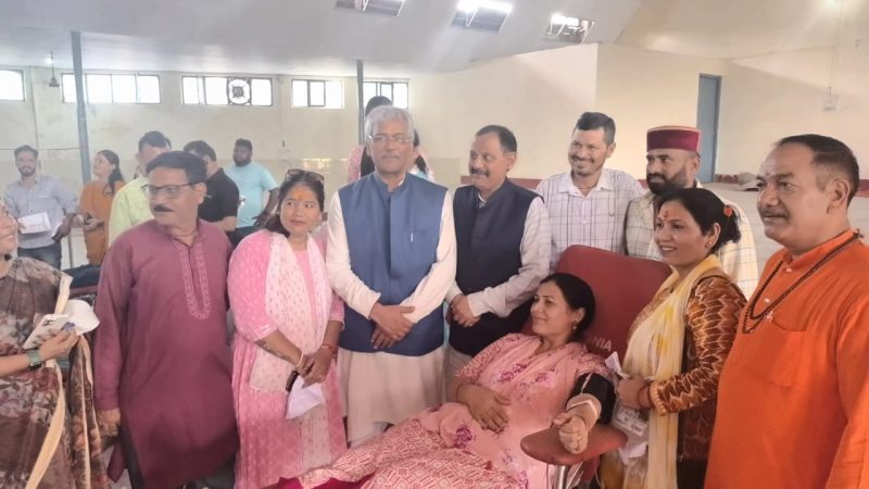 सहयोग: डेंगू से लड़ाई को लगाया गया रक्तदान शिविर, परोपकार के लिए उमड़ी लोगों की भीड़